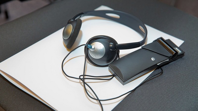 Tulkkausvastaanotin ja kuulokkeet