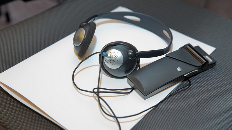 Tulkkausvastaanotin ja kuulokkeet